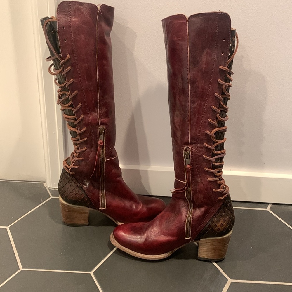 Freebird Carver Size 10 in burgundy/wine color